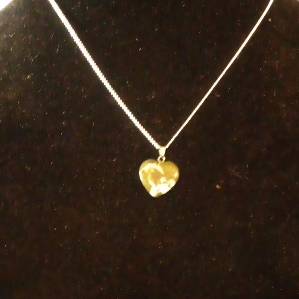 💝2/$20💝 NIP - Green & White Garden Quartz Heart Shape Stone Pendant Necklace - Picture 3 of 9